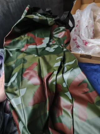 Vadeador de pesca negro y rojo