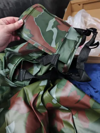 Vadeador de pesca negro y rojo