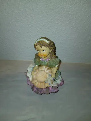 Figura decorativa niña con flor
