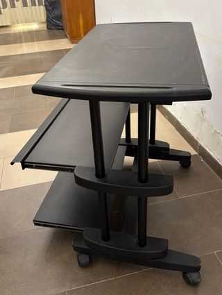 Mesita auxiliar negra con ruedas