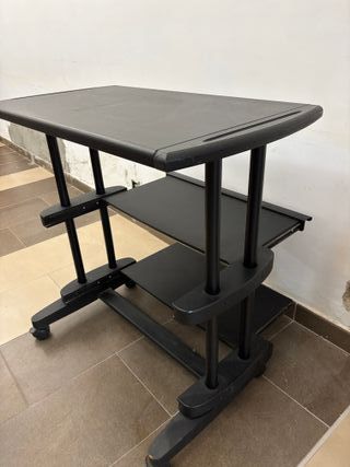 Mesita auxiliar negra con ruedas