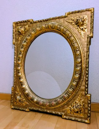 Espejo antiguo con marco tallado sobredorado