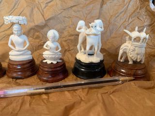 8 figurine scolpito a mano