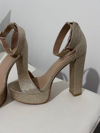 Sandali eleganti dorati con tacco e plateau