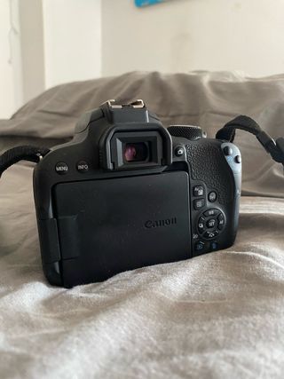 Cámara Canon T7i + Flash