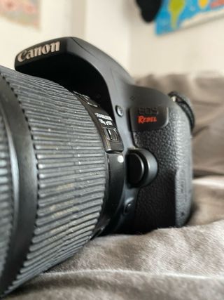 Cámara Canon T7i + Flash