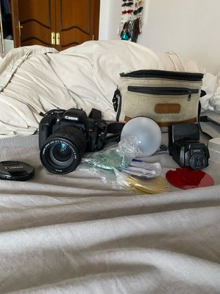 Cámara Canon T7i + Flash