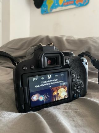 Cámara Canon T7i + Flash