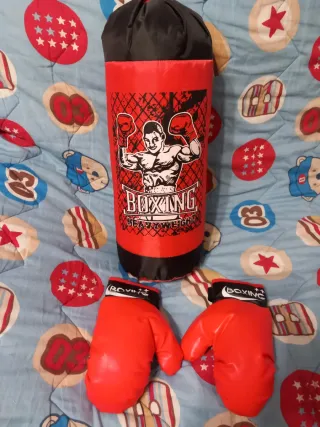 Saco de boxeo y guantes para niño