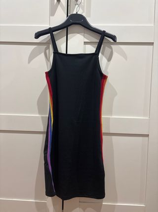 Vestido negro con rayas arcoíris