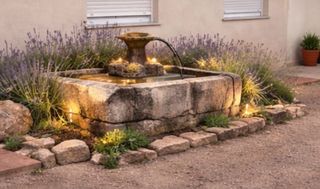 Pilón de piedra antiguo