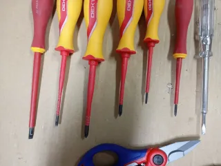 Destornilladores aislados y Tijeras electricista