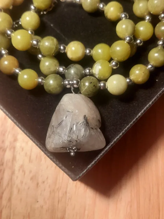 Collar de piedra natural