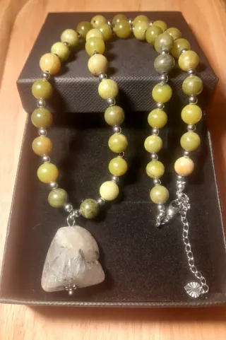 Collar de piedra natural