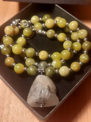 Collar de piedra natural