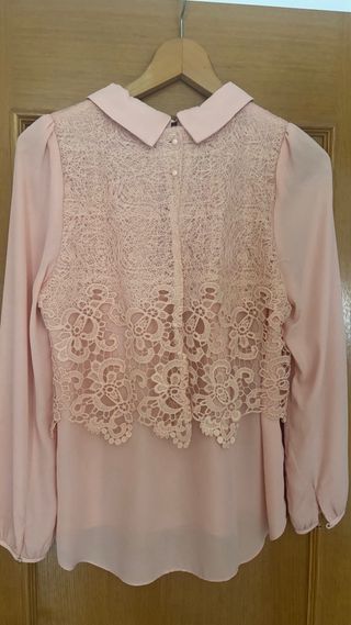 Blusa rosa pastel con encaje y cuello bebé