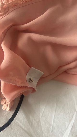 Blusa rosa pastel con encaje y cuello bebé