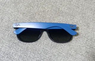 Gafas de sol Ray-Ban negras y moradas