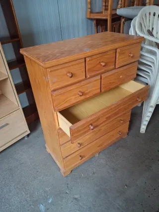 Mueble de madera con vitrina