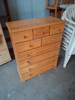 Mueble de madera con vitrina