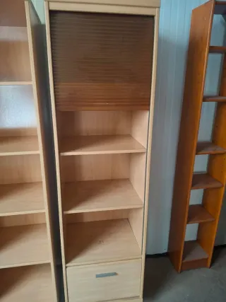 Mueble de madera con vitrina