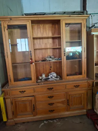 Mueble de madera con vitrina