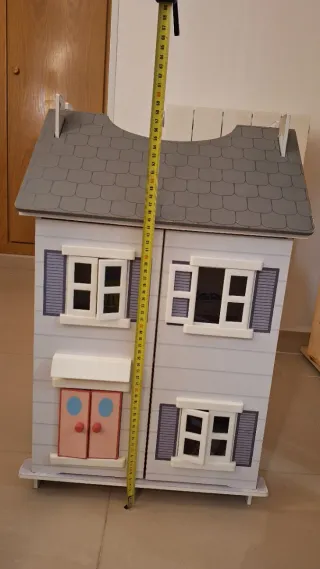 Casita de muñecas de madera