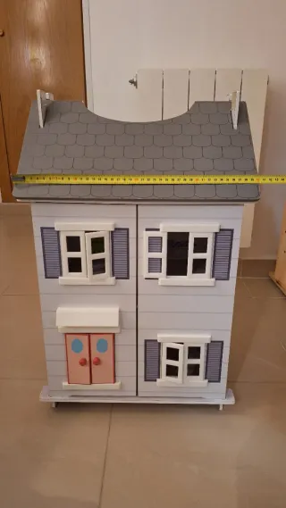 Casita de muñecas de madera