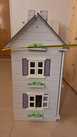 Casita de muñecas de madera