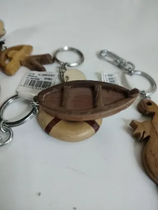 Llaveros de madera artesanales