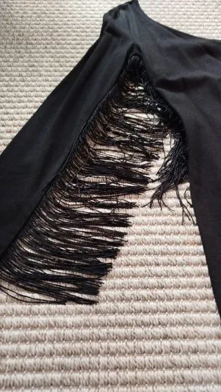 Nuevo vestido negro elegante con flecos