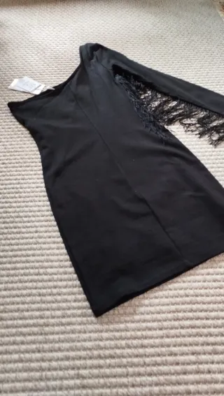 Nuevo vestido negro elegante con flecos