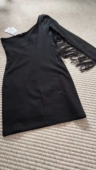 Nuevo vestido negro elegante con flecos