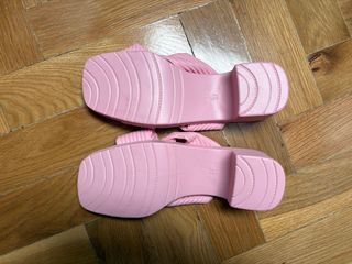 Sandalias rosas con tacón bajo