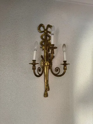 Lámpara de pared dorada estilo clásico