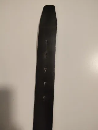 Cinturón de piel negro con hebilla plateada