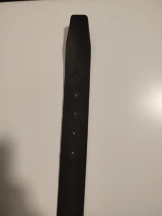 Cinturón de piel negro con hebilla plateada