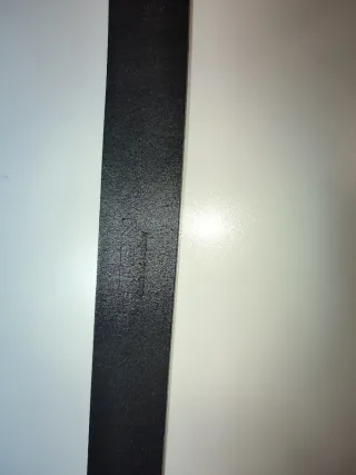 Cinturón de piel negro con hebilla plateada