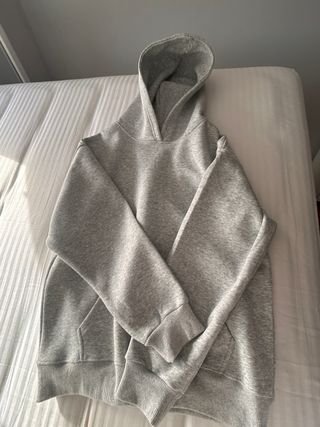 Sudadera gris básica sin usar