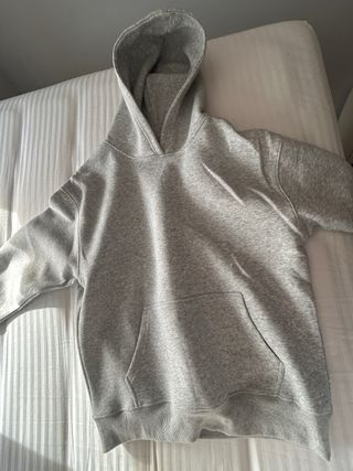 Sudadera gris básica sin usar