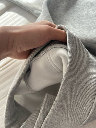 Sudadera gris básica sin usar