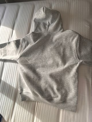 Sudadera gris básica sin usar