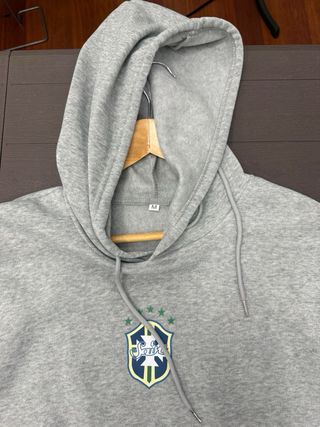 Felpa grigia con stemma di calcio