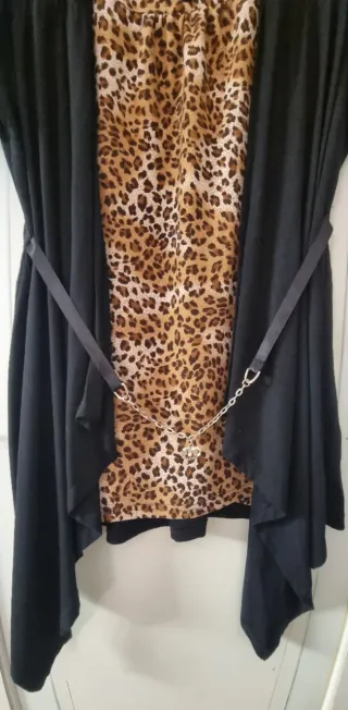 Camicetta nera stampa leopardata con cintura