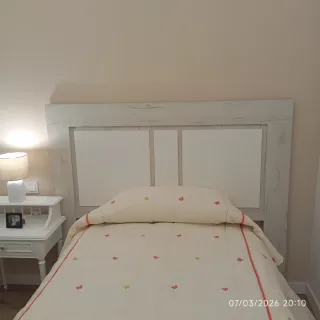 Cabecero de cama beige y blanco