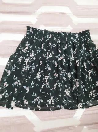 Minifalda floral negra y rosa