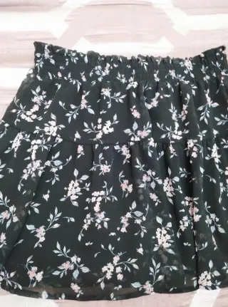 Minifalda floral negra y rosa