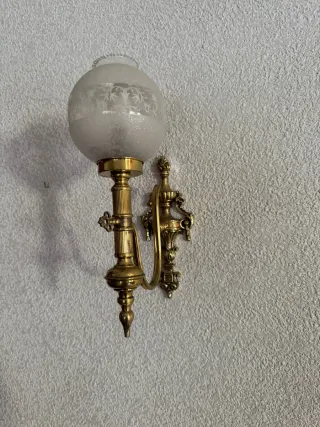 Lámpara de pared dorada con globo