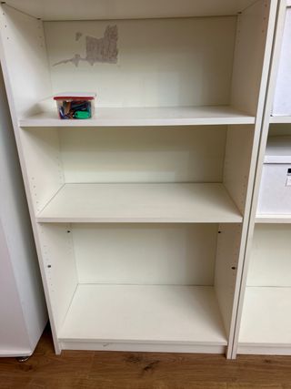 Estanterías blancas de madera y metal