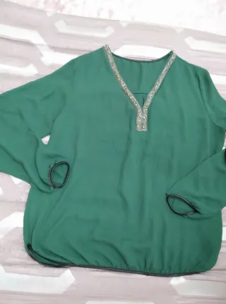 Blusa verde con escote adornado
